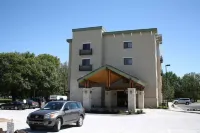 Parkwood Inn & Suites Hoteles cerca de Alpha Xi Delta