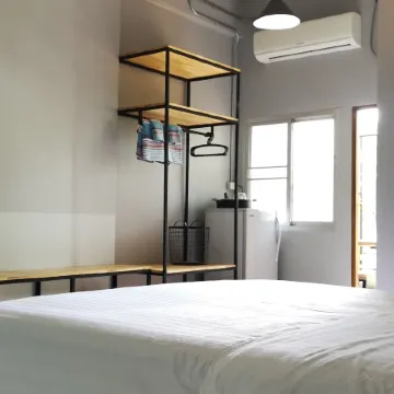 Siri Guesthouse @ Surat Thani Отели рядом с достопримечательностью «Гора Као Тха Пхет»
