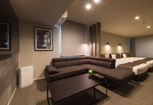 그랜드 베이스 사이와이마치의 주방 및 거실 공간