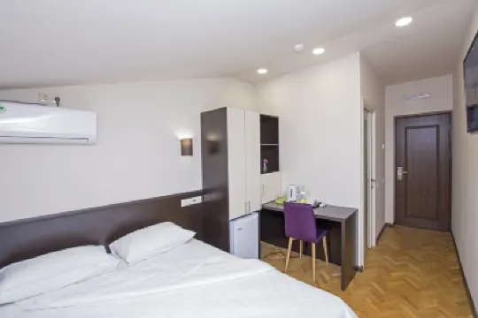 葉裡溫精品飯店