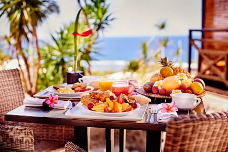 Iloha Seaview Hotel Отели рядом с достопримечательностью «Келония»