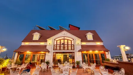 Hotel Godwin - Colaba Отели рядом с достопримечательностью «Sasoon Dock»