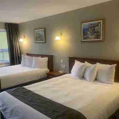 Hotel and Suites les Laurentides Rooms