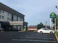 La Quinta Inn by Wyndham St. Louis Hazelwood - Airport North - parking