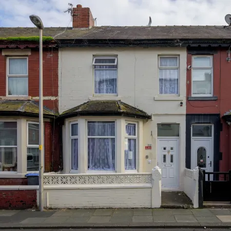 Seaside - House - Sleeps 10 - Parking - Garden