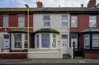 Seaside - House - Sleeps 10 - Parking - Garden - Holiday bungalows
