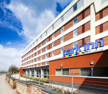 Park Inn by Radisson Peterborough City Center Отели рядом с достопримечательностью «Longthorpe Tower»