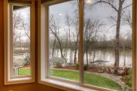 The River Retreat- 4 Bedroom Home on The Willamette River in Salem Oregon