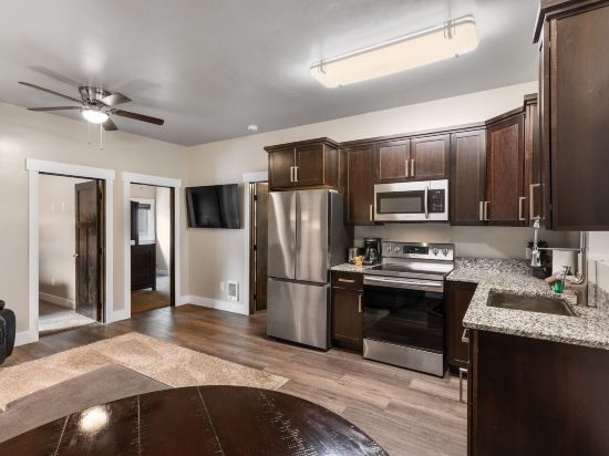 The Yellowstone Hideaway Unit C