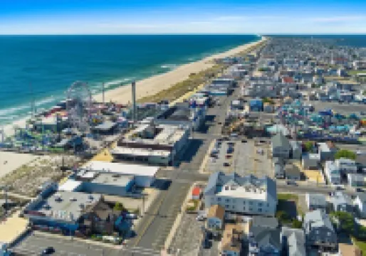 Family-Friendly Beach House – Sleeps 8, Right Next to Seaside Park View of Bay