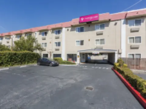 เชอร์รี่ ออร์ชาร์ด อินน์ โรงแรมในซันนีเวล