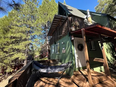 Cozy 3-Bedroom A-Frame Cabin Near Lake Arrowhead and Snow Valley Arrowbear Lake附近的飯店