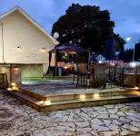 Cozy Bungalow, one car garage, walking distance to beaches, downtown. Hotels near Gold Bear Trading Company