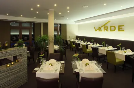 Trans World Hotel Kranichhöhe Отели в г. Нойнкирхен-Зельшайд