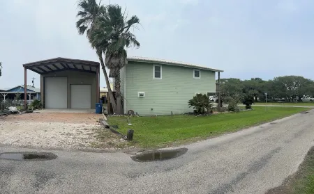 Welcome to Sunset Chateau! This split level 4/2 house close to the beach!