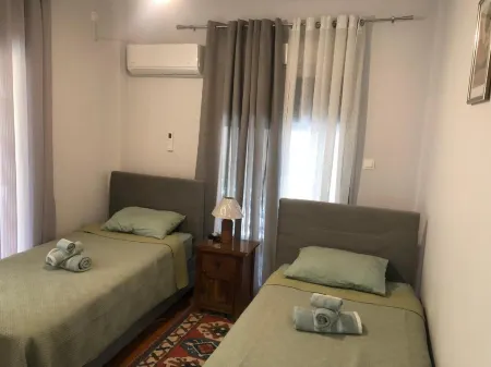 Charming 2 Bedroom Apartment in Kallithea, Greece Отели рядом с достопримечательностью «Atlas Kallitheas Ethousa Pallis»