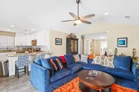 Beach House - Paradise on Palm by PHG Hotels in Sunnyside