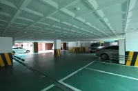 Business Hotel - parkir
