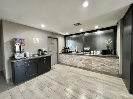 Super 8 by Wyndham Sealy