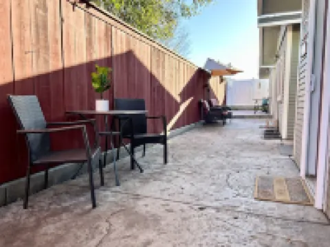 1 block from ocean - stylish & cozy beach cottage in funky Ocean Beach!