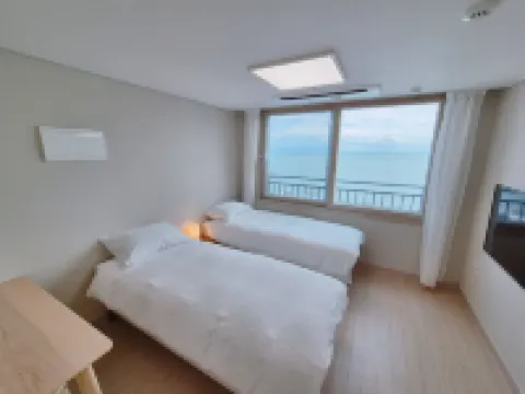 เดอะ เฟิร์ส โอเชียน ซองจุง