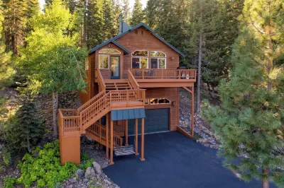 Golden Summit by AvantStay Stunning Secluded Cabin w Access to Tahoe Donner