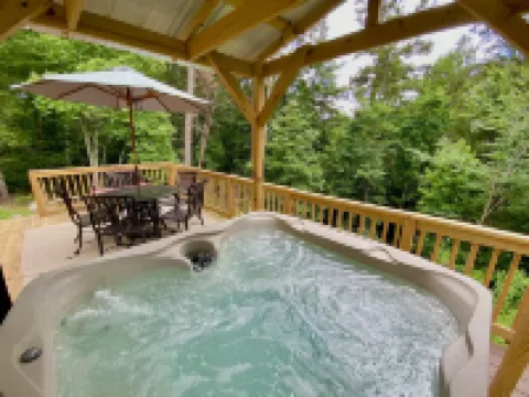 Foxes' Den Cabin with Private Hot Tub and Arcade Game by RedAwning