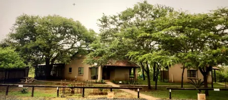 Msunduze River Lodge Отели рядом с достопримечательностью «Thanda Safari - Private Game Reserve»