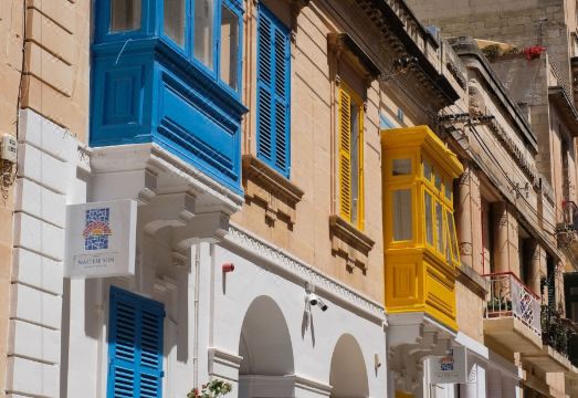 The Phoenicia Malta의 럭셔리한 야외 수영장 전경