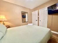 Renovated Rooms 10-min to Finch Subway Near Yonge St Hotels in Toronto