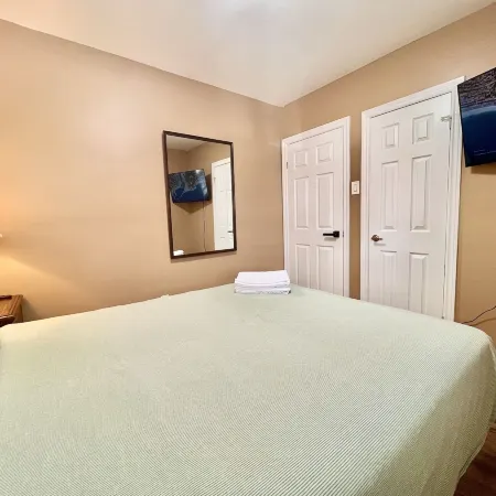 Renovated Rooms 10-min to Finch Subway Near Yonge St