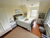 Coastal Cottage with Stunning Outdoor Shower - Spacious and Comfortable Retreat