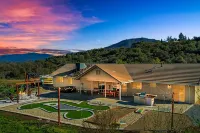 Yosemite Luxe: Designer retreat w/MiniGolf, HotTub