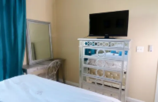 Sunset Stays w/2QB/Balcony/ 3 Mins from Shopping & Dining