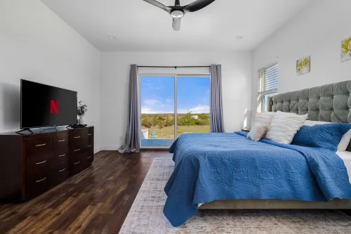 NEW Pool, Hot Tub, Fire Pit, Views on 10 acres, 5 mins from DT Johnson City!