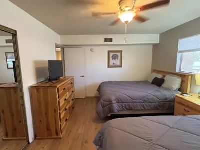 Spacious 1 bedroom sleeps 6. Pool, Boat Parking. Walking distance to Downtown