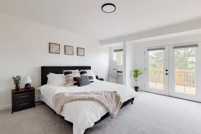 Updated & Spacious 5-bedroom house with Views of the Rock and Mountains