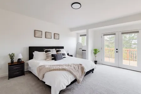 Updated & Spacious 5-bedroom house with Views of the Rock and Mountains