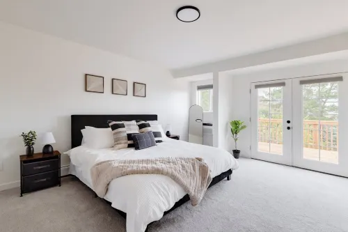 Updated & Spacious 5-bedroom house with Views of the Rock and Mountains