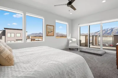 Charming 3-bedroom townhome with WiFi, AC in lovely small community