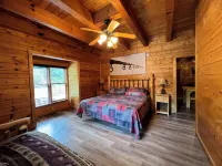 40% Off Fall Dates! Creekside! 8Br~8BA Lodge in PF~HT, Fire Pit, PT & Theater! Hotels in Pigeon Forge