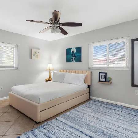 Lobster Louie's Inn - Cozy 2/1 Mins from Beaches. Fenced yard. Pet Friendly.
