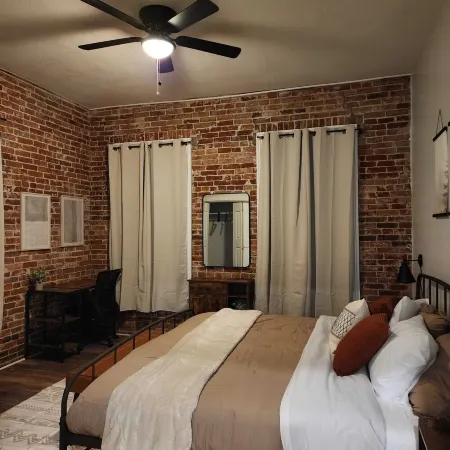 The Guest House on Seneca with King Bed Отели рядом с достопримечательностью «Зона Роза Таун Сентер»