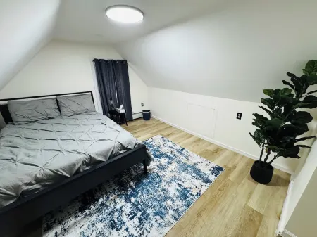 Super Modern 2-Bedroom Riverside Home @ RIT Отели рядом с достопримечательностью «Парк Белманор»