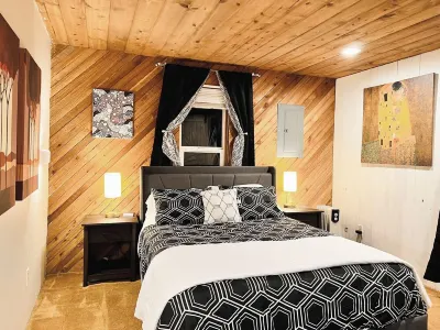 Ski Cabin w/ Hot Tub, Fireplaces – 5 Mins to Slopes, Pet-Friendly, Sleeps 12
