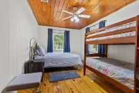 Peaceful Cabin Home-Minutes from Guntersville City Harbor and Boat Launches