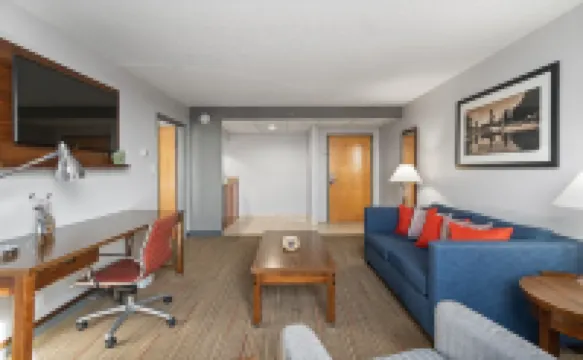 315 LoSo Hotel Airport