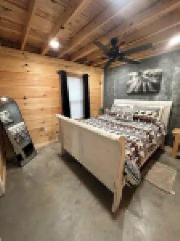 Cozy 3-bedroom cabin on Petit Jean Mountain with AC, WiFi