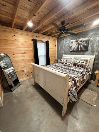 Cozy 3-bedroom cabin on Petit Jean Mountain with AC, WiFi