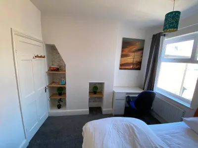 Cosy 2-Bed House - Sleeps 4 Garden & Pet-Friendly